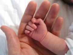 Întorsătură DRAMATICĂ în cazul bebeluşului mort la Iaşi. Mama l-ar fi luat acasă, deşi medicii i-au spus să n-o facă, poliţia a deschis dosar de MOARTE SUSPECTĂ