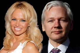 Pamela Anderson se iubeşte cu Julian Assange, fondatorul Wikileaks. "Nu a fost niciodată intenţia mea ca această relaţie să devină romantică"
