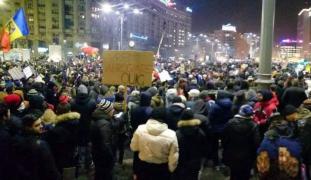 Agent de poliţie din Mehedinţi, anchetat pentru că a participat la protestele împotriva Guvernului