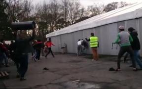 Aproape 30 de imigranţi s-au bătut cu oamenii legii în parcarea unei benzinării