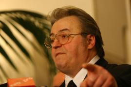 Vânzări de peste 23.000 de euro la licitația de obiecte care i-au aparținut lui Corneliu Vadim Tudor! Care a fost cel mai scump bun vândut