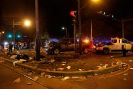 GROAZĂ în Statele Unite: Un camion a intrat în mulţimea adunată la o paradă. 28 de persoane au fost RĂNITE