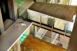 IMAGINI ŞOCANTE: Moartea unui tânăr de 17 ani într-un mall din Singapore, surprinsă de camerele de supraveghere. Băiatul încerca să recupereze un telefon (VIDEO)