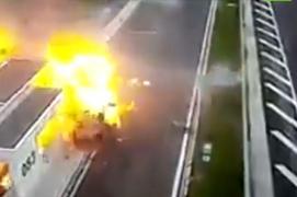 CUTREMURĂTOR! Fiul proprietarului magazinelor Jumbo a murit într-un CUMPLIT ACCIDENT de maşină. Imagini incredibile surprinse de camere