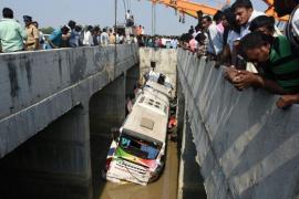 Carnagiu în India. Cel puţin 11 morţi, după ce un autocar a căzut de pe un pod