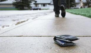 A găsit 20 de lire pe stradă şi nu a stat pe gânduri înainte de a băga banii în portofel! Ceea ce a urmat, a făcut-o să regrete AMARNIC!