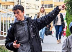 Un parlamentar USR a mâncat sărăţele din coşul din gunoi al Parlamentului ca să "reducă risipa"