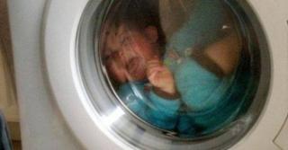 Gemeni în vârstă de trei ani, găsiţi morţi în maşina de spălat! Cum a fost posibilă tragedia