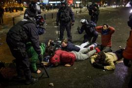 Patru persoane au primit mandat de arestare de 30 de zile, după violenţele de miercuri noaptea, de la protestul din Piaţa Victoriei
