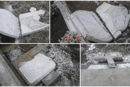 Incident incredibil la Arad. Morminte şi monumente funerare făcute praf de autori necunoscuţi