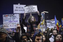 VOTEAZĂ: Care este cea mai reprezentativă fotografie a protestului de aseară, din Piaţa Victoriei?