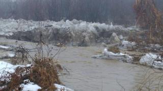 Misiune specială ISU: Blocul de GHEAŢĂ de pe râul Cavnic va fi distrus prin EXPLOZIE. Galerie FOTO