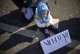 MARŞUL COPIILOR, primul protest al zilei. Peste 6.000 de părinţi şi copii sunt în Piaţa Victoriei. #rezist, sloganul protestului (LIVE TEXT, LIVE VIDEO)