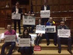 A patra noapte în plenul Camerei Deputaţilor! USR continuă protestul din Parlament împotriva Ordonanţei de modificare a Codurilor penale (FOTO)