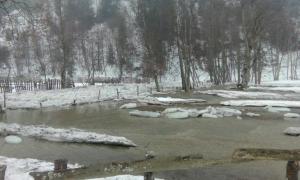 Pericol mare de INUNDAŢII în 3 judeţe din ţară! Hidrologii au emis COD PORTOCALIU până luni, la prânz. Pompierii se luptă cu gheaţa formată pe râuri (VIDEO)
