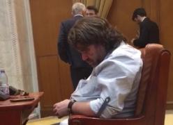 USR, pe baricade! Senatorul Mihai Goţiu DOARME DE RUPE în plenul Parlamentului (VIDEO)