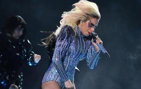 VIDEO Lady Gaga a plonjat de pe acoperişul stadionului, în pauza de la Super Bowl