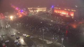 LIVE VIDEO - Peste 10.000 de oameni au protestat în Piaţa Victoriei