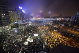 FOTO Protestatarul care a devenit faimos pe facebook pentru costumul în care a mers în Piaţa Victoriei