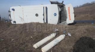 Un şofer băut a provocat două accidente, aproape de Rădăuţi. O salvare s-a răsturnat