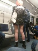 Ruşii nu încetează vreodată să UIMEASCĂ! Mai multe fotografii au ajuns VIRALE pe internet, stârnind RÂSUL TUTUROR! Cum au apărut câţiva tineri la metrou, într-o zi obişnuită