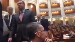 VIDEO Un senator PSD e acuzat că a făcut un semn obscen la ieşirea din Parlament, în timpul discursului preşedintelui Iohannis