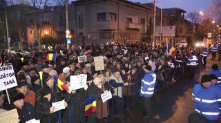 Protest în faţa Palatului Cotroceni! 2.000 de manifestanți au cerut demisia preşedintelui Klaus Iohannis
