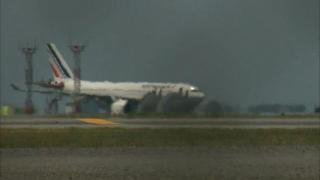 ALERTĂ TERORISTĂ în Marea Britanie: Un avion de pasageri a fost luat sub escortă de avioanele de luptă, din cauza unui INCIDENT LA BORD!