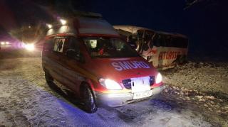 VREMEA REA face din nou victime! Un autocar s-a RĂSTURNAT pe DN64, două persoane au ajuns la spital