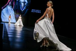 Aţi purta AŞA CEVA în ziua nunţii? Cele mai ÎNDRĂZNEŢE idei de rochii de mireasă ce lasă TOTUL la vedere!