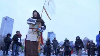 MESAJ EMOŢIONANT de la protestul din Piaţa Victoriei. Femeia în costum naţional şi cu năframă, care vrea să pacifice România (VIDEO)