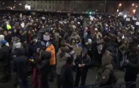 A zecea zi de PROTESTE în Piaţa Victoriei! Mii de persoane s-au adunat în faţa Guvernului şi au strigat "Hoţii" şi "Demisia"