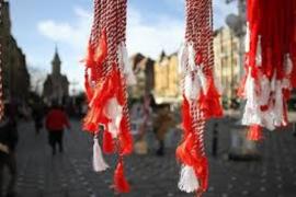 Mărţişor de CARTEA RECORDURILOR. Românii muncesc la CEL MAI LUNG şnur de mărţişor din lume. Va avea 30 de kilometri!