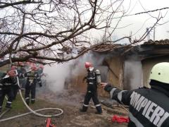 Copil MORT într-un incendiu la Constanţa. Şi un bebeluş de 10 luni a ajuns la spital, după ce casa lor a luat foc (FOTO)