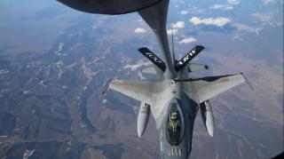 VIDEO în PREMIERĂ în România! Imagini spectaculoase de la prima realimentare în aer a avioanelor F16 româneşti