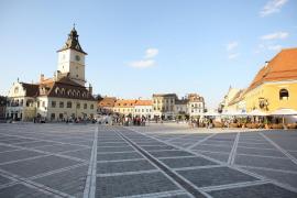 Protest cu iz de primăvară la Braşov: Ce au făcut manifestanţii adunaţi în Piaţa Sfatului