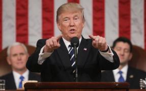 Imagini INCREDIBILE cu Donald Trump: Cum a fost surprins preşedintele Statelor Unite înainte de a se adresa Congresului american pentru prima dată (VIDEO)