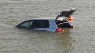 Un bărbat a plonjat cu maşina în Dunăre, la Brăila. Ar fi vrut să se sinucidă