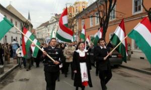 Târgu Mureş: Sute de etnici maghiari cer AUTONOMIA Ţinutului Secuiesc. Tokes Laszlo: UDMR a trădat cauza autonomiei
