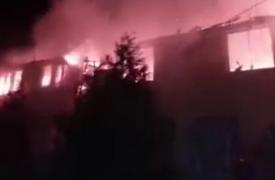 VIDEO: Incendiu PUTERNIC în Bistriţa Năsăud. Dintr-o casă cuprinsă de flăcări au fost scoşi 20 de saci cu azotat de amoniu