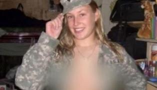 DEZMĂŢUL puşcaşilor marini a ajuns la Pentagon! Militarii americani şi-au filmat colegele GOALE, apoi au postat imaginile pe Facebook (VIDEO)