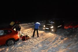 Cinci turişti, între care doi COPII, au rămas BLOCAŢI în zăpadă pe Transalpina. Drumul este ÎNCHIS circulaţiei în această perioadă