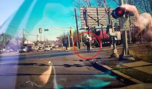 VIDEO DRAMATIC! O femeie de 89 de ani traversează calea ferată sprijinindu-se în două bastoane. Doar că se apropie trenul...