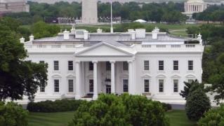 Un bărbat cu un RUCSAC în spate, reținut în curtea Casei Albe