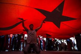 VIOLENŢE în Olanda! Poliţia a folosit TUNURI CU APĂ pentru a dispersa manifestanţii din faţa consulatului turc din Rotterdam VIDEO