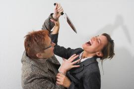 Crimă ORIBILĂ în Argeş: Un bărbat şi-a ÎNJUNGHIAT iubita în vârstă de 30 de ani, mamă a DOI COPII