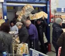 Isterie pentru HÂRTIE IGIENICĂ într-un supermarket din Brăila. Reducerile le-au luat mințile românilor, s-au călcat în picioare cu SUTELE! (VIDEO ȘOCANT)