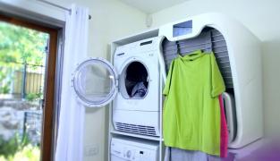 Obișnuiți să întindeți rufele la uscat în casă? Este o MARE GREȘEALĂ. Care sunt pericolele