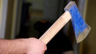 Scene SĂLBATICE la Codlea, unde un bărbat și-a atacat soția și copilul cu TOPORUL. Atât femeia cât și bebelușul sunt în stare gravă