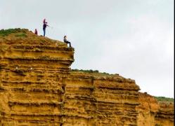 Moment de INFARCT! Un cuplu îşi riscă viaţa pentru un SELFIE într-unul din cele mai periculoase locuri din Marea Britanie (GALERIE FOTO)